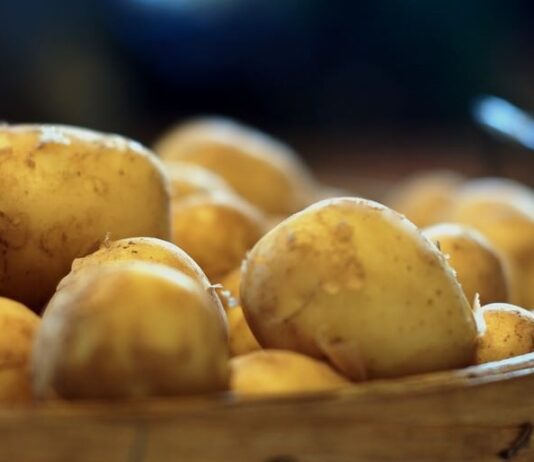 Wow Amazing Trick to Peel Potatoes!