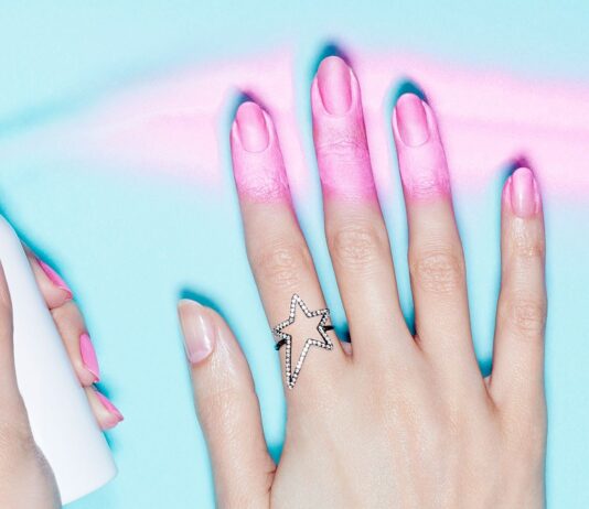 Spray on Nail-Polish