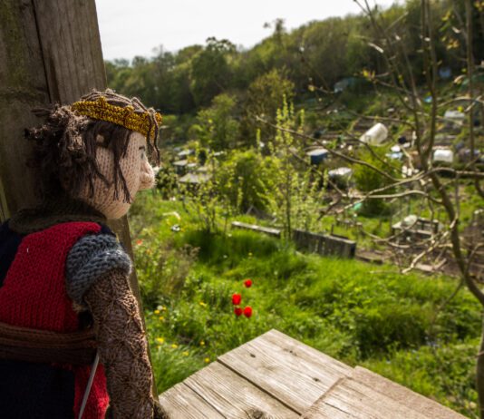 Knitted Shakespeare Characters to go Up for Auction