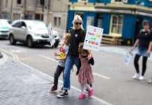 Hundreds Turn Out in Support of the Strike – Video