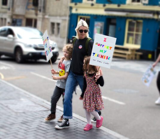 Hundreds Turn Out in Support of the Strike – Video
