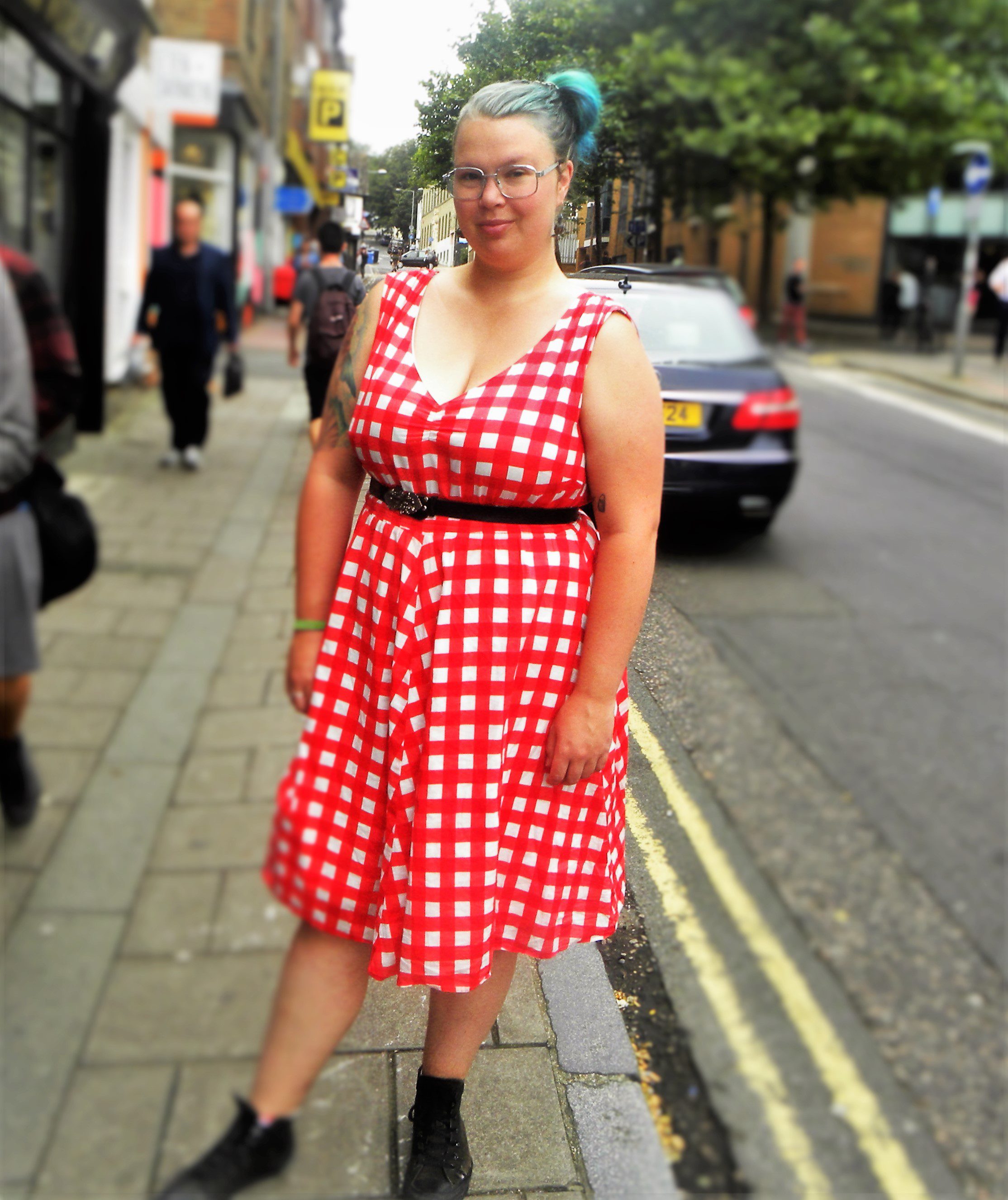 Sagrid is wearing a dress from Lindex and shoes Converse.
