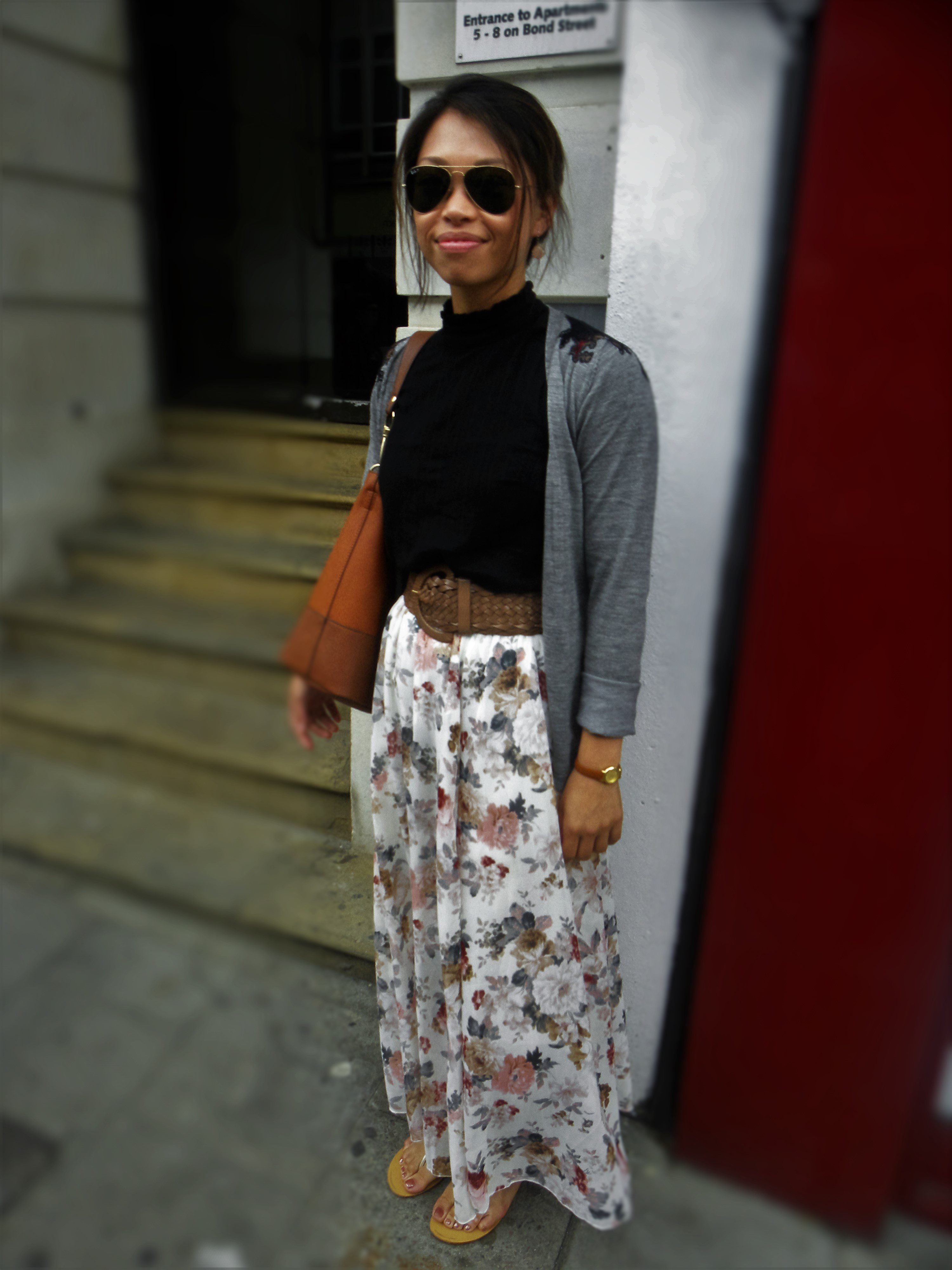Tina is wearing a skirt and shoes from Taiwan, a vest from Scenario, sunglasses RayBan and bag from Top Shop.
