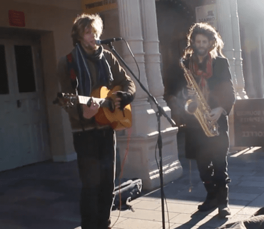 Kind Kiwanda – Busking in Brighton Making Everyone Want To Dance !