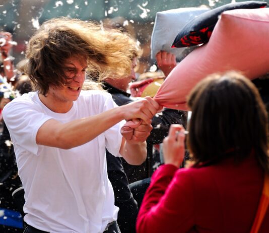 Prepare Your Pillows! Bighearted Brighton Cafe to Host Huge Pillow Fight