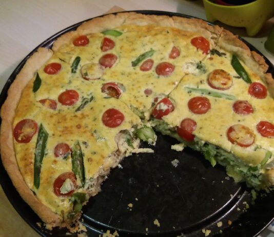 Delicious and simple green asparagus quiche