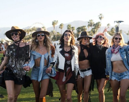 How to Accessorize Your Outfits Without Wearing Any Jewelry