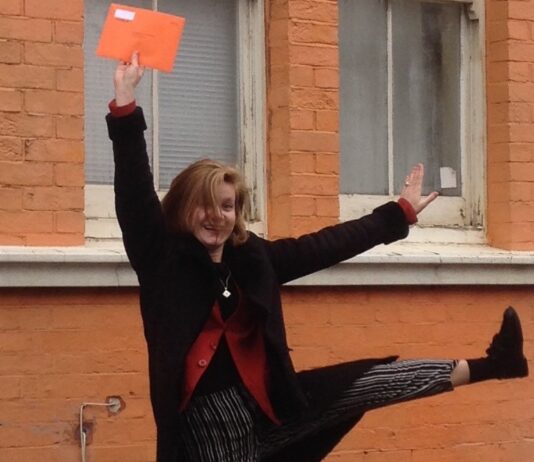 Blue To Blue And Red To Red! Lisa Is On The Hunt For Colour-Coordinated Parking in Brighton!
