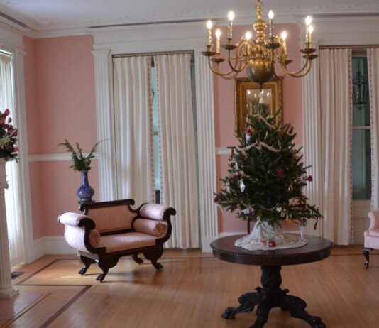 5 Hacks to Help Keep Your House Tidy This Christmas Season