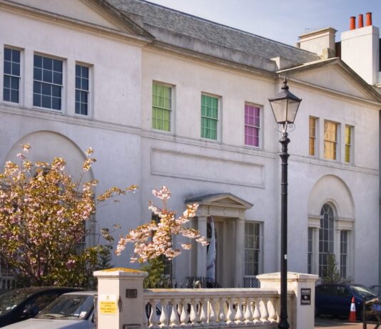 Police Warn Hove Residents of Exploitative Cash Scam