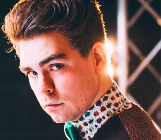 “If I’m not getting goosebumps on my arm in a chorus, it’s not going into the song!” – Angus Munro
