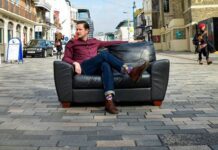 Review of Guy Lloyd’s one-man show “Radio Blah Blah”