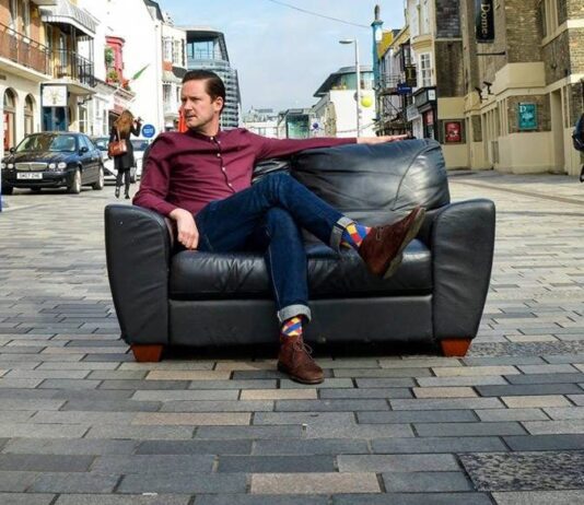 Review of Guy Lloyd’s one-man show “Radio Blah Blah”