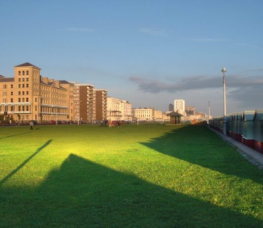Tents and vehicles on Hove Lawns ordered to be removed