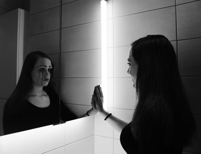 Why looking in the mirror is so hard for people with eating disorders ...