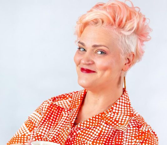 Aussie Mum of Six Throws Away the Script in UK Debut