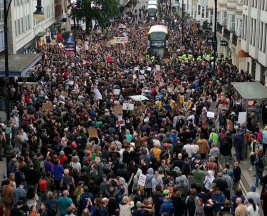 Brightonians gather for celebratory chants at Brighton counter-protest