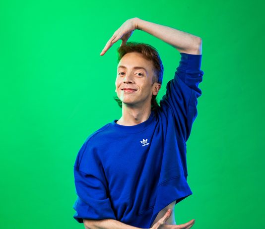 SOCIAL MEDIA STAR DEREK MITCHELL BRINGS HIS HIT SHOW DOUBLE DUTCH TO BRIGHTON