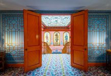 Royal palace set to show its true colours