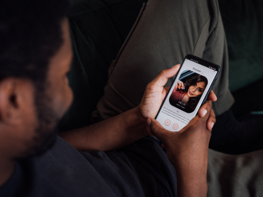 Why Valentine’s Day and Dating Apps Are Making Us More Depressed — And What Clinicians Say Is Really Going On