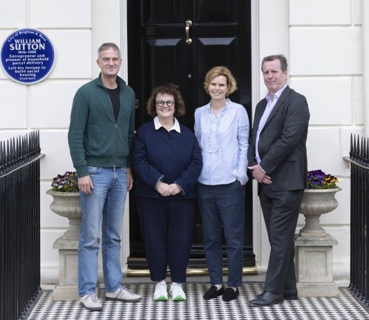 Peter Kyle MP unveils blue plaque in Hove after local resident’s quest to honour social housing pioneer