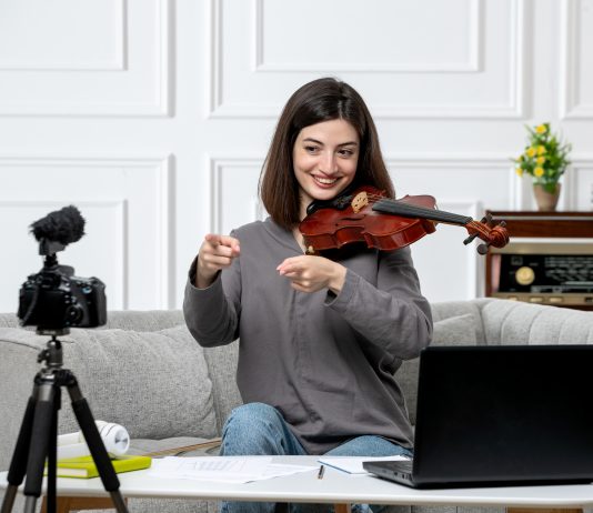 Beyond the Gig Guide: How Local Musicians Use Short Video Loops to Sell Out Real-World Venues