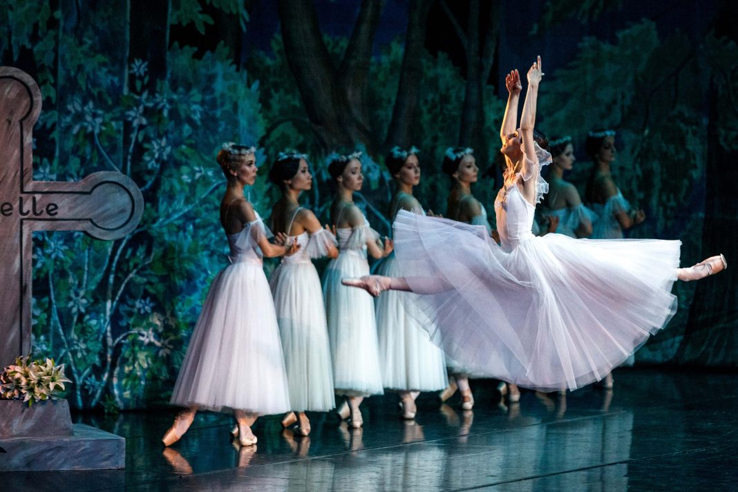 October Ballet To Bring The Extravagant Giselle / Swan Lake / The Nutcracker