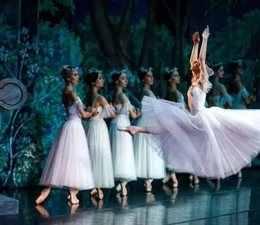 October Ballet To Bring The Extravagant Giselle / Swan Lake / The Nutcracker